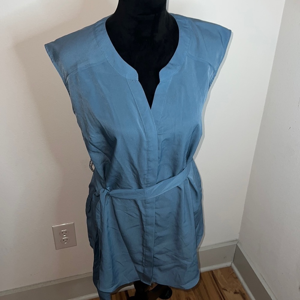 Motherhood Split neck long hidden buttoned downβ sleeveless belted top blouse S
